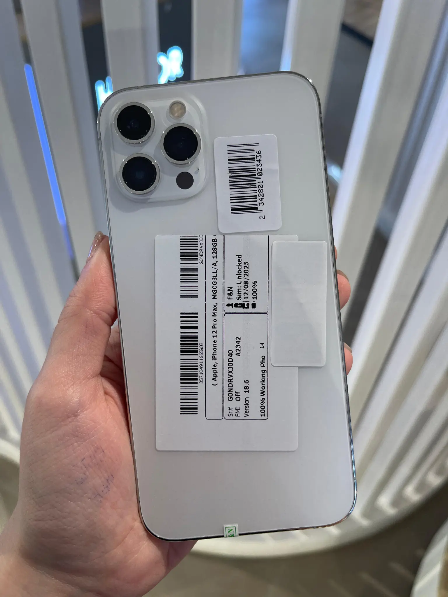 iPhone branco selecionado
